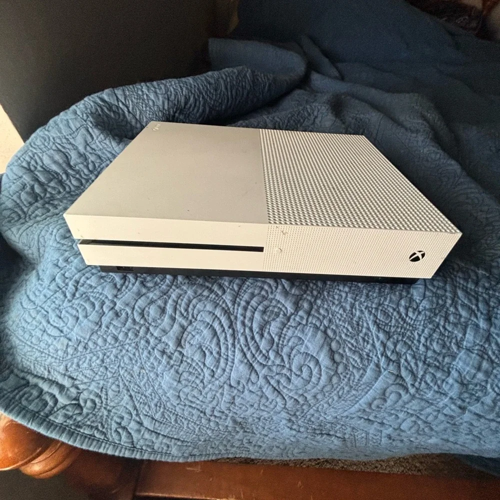 Xbox Console Comes with controller